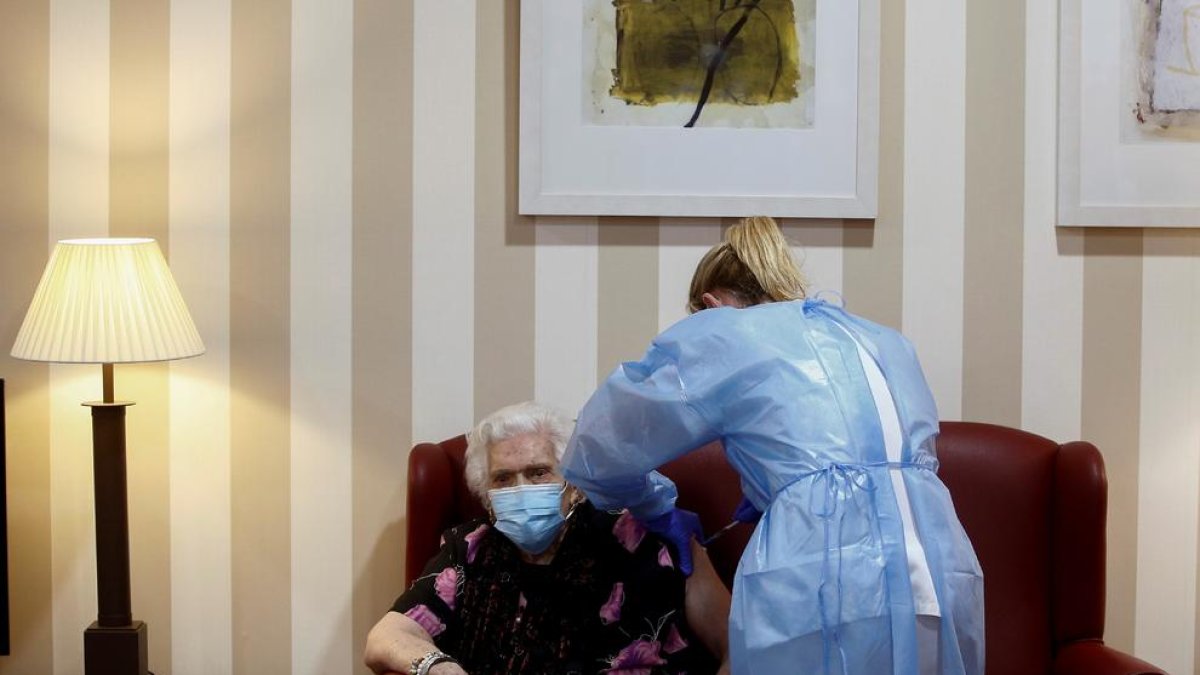Catalunya fixa quarantena de 14 dies en residències per blindar-les d'òmicron