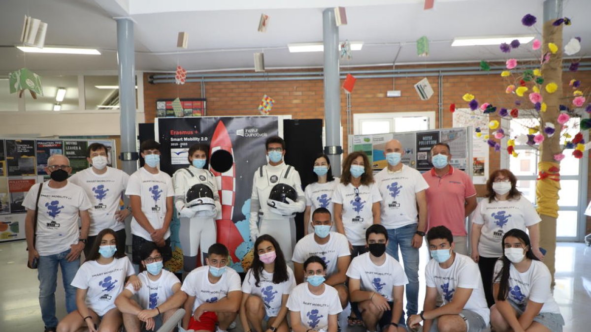 L’institut Guindàvols de Lleida va presentar ahir la seua aportació al projecte ‘Erasmus+ Smart Mobility’, amb què han dissenyat vestits i robots per a un hipotètic viatge a la Lluna.