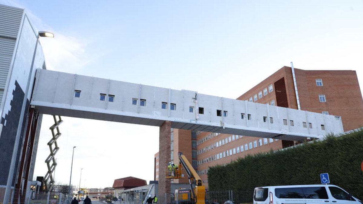 Obres d’instal·lació de la passarel·la que connecta el nou edifici amb el principal de l’Arnau.