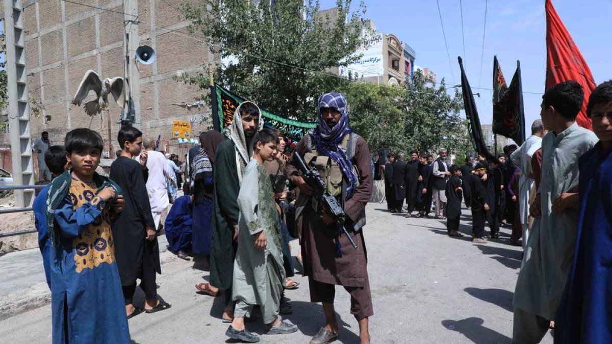 Un milicià talibà patrulla pels carrers de Jalababad, una de les ciutats més importants del país, on hi ha hagut protestes.