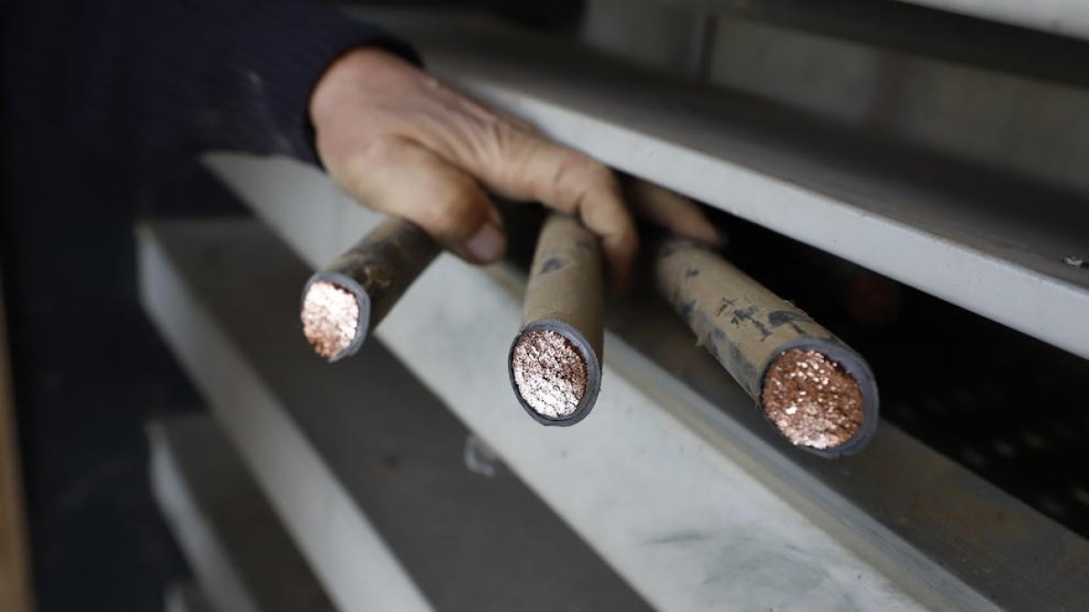 Més de 1.600 metres de cable de coure - Són els que es tornaran a col·locar per posar en marxa el bombatge a l’estació de Castelló de Farfanya, a la foto, abans que comenci la campanya de reg al març. També s’instal·laran alarmes i càm ...