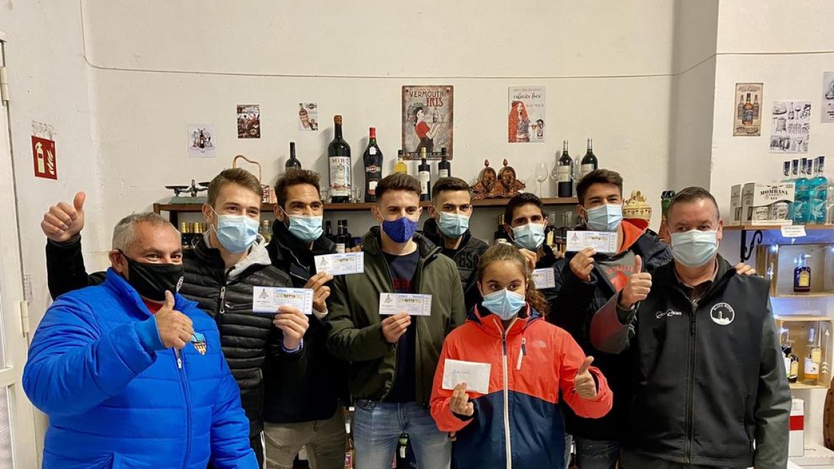 Detalle con la plantilla  -  Blues Nord, una de las peñas de aficionados del Lleida Esportiu, entregó, tal como había anunciado, a los jugadores y cuerpo técnico del equipo azul todo el dinero de la venta de participaciones de la lotería de Na ...