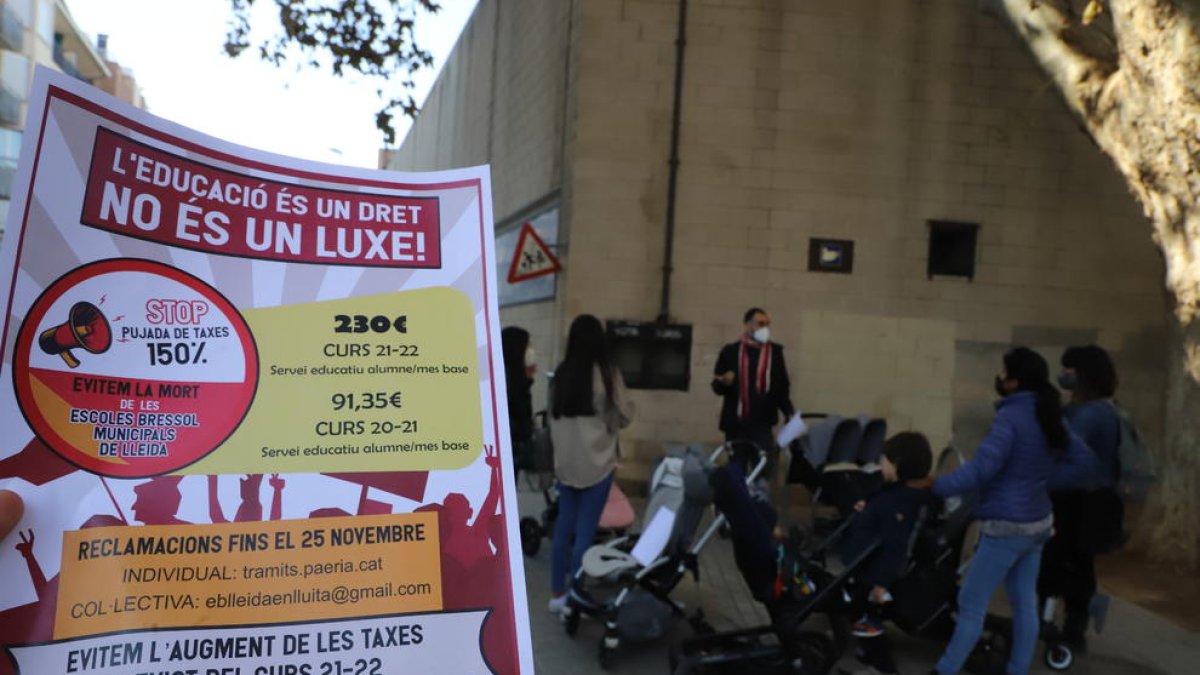 Imatge d’un grup de pares que protesta contra la pujada.