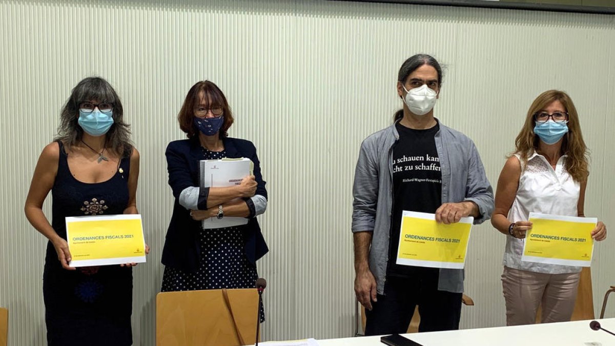 Los tenientes de alcalde Sandra Castro, Montse Pifarré, Sergi Talamonte y Anna Campos, han presentado hoy las nuevas ordenanzas fiscales.