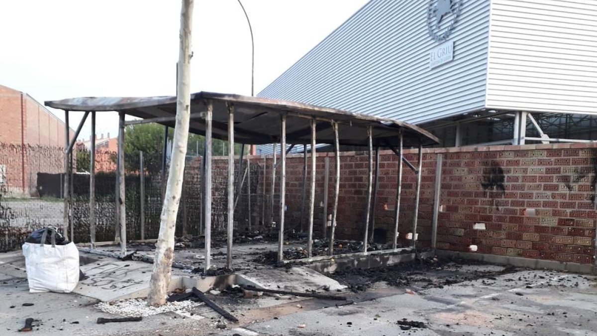 Estado en el que quedó la ‘microdeixalleria’ tras el incendio.