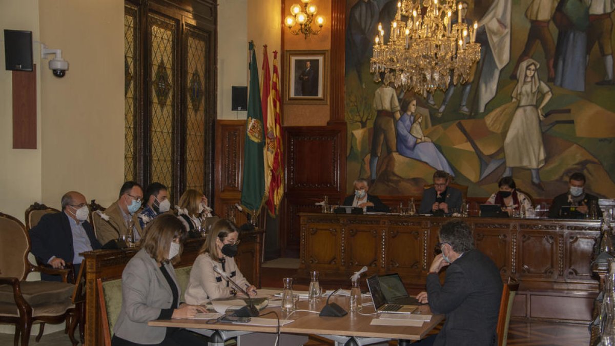 Ramon Cònsola (el primero en la fila de la izquierda) recibió elogios en su último pleno provincial.