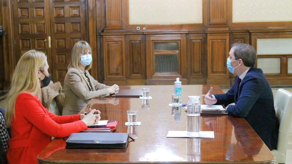 Institucions - El subdelegat del Govern central a Lleida, José Crespín, i la directora del Servei Estatal Públic d’Ocupació (SEPE) a la província, Mari Carme Zapater, es van reunir divendres amb la nova directora del servei territorial d’o ...