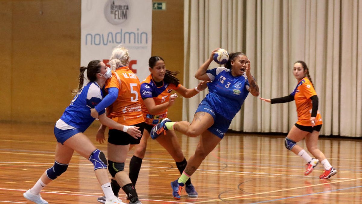 Jennifer Nana intenta lanzar a portería durante el partido de ayer disputado en Pardinyes.