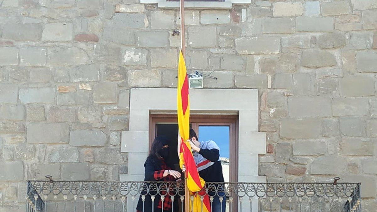 Duelo oficial en Sanaüja  -  La propia alcaldesa de la localidad natal de Joan Margarit, Gemma Martínez Sangrà, ayudó a arriar hasta media asta la senyera del balcón del ayuntamiento, que decretó tres días de luto oficial por el fallecimient ...