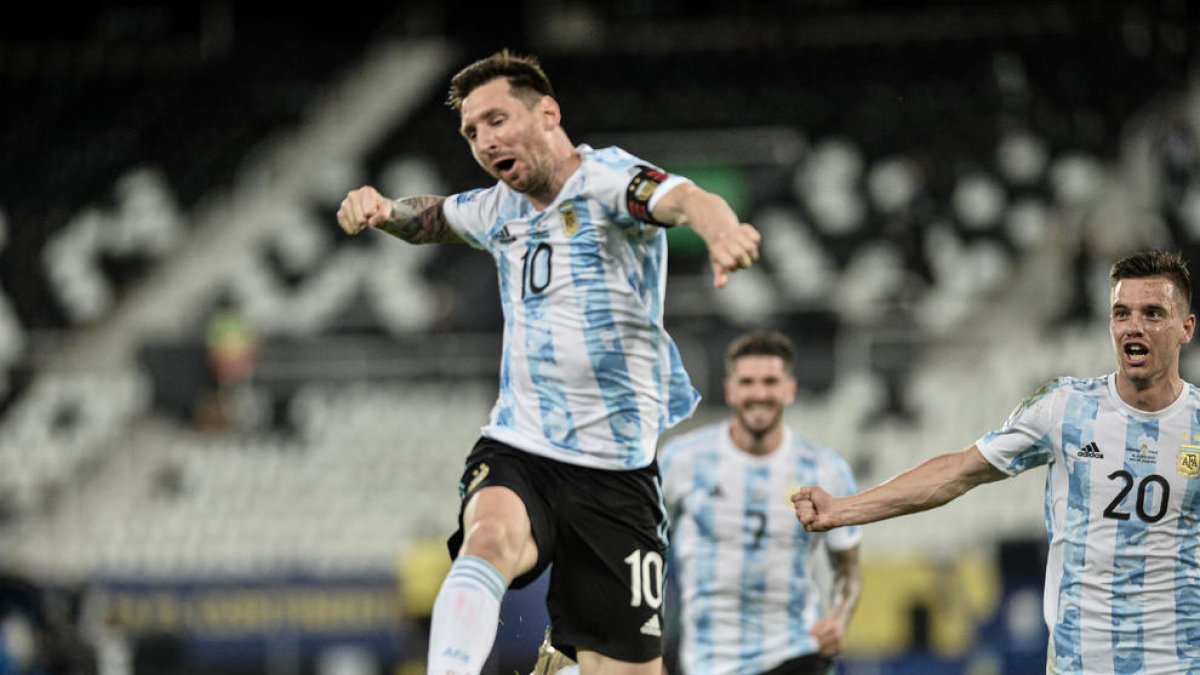 Leo Messi celebra eufòric el gol de falta que posava en avantatge el combinat ‘albiceleste’.