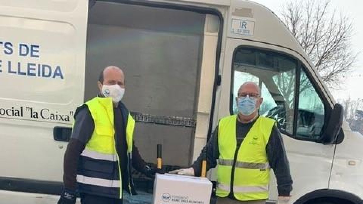 Entrega d’aliments de l’ONCE a Lleida, ahir.