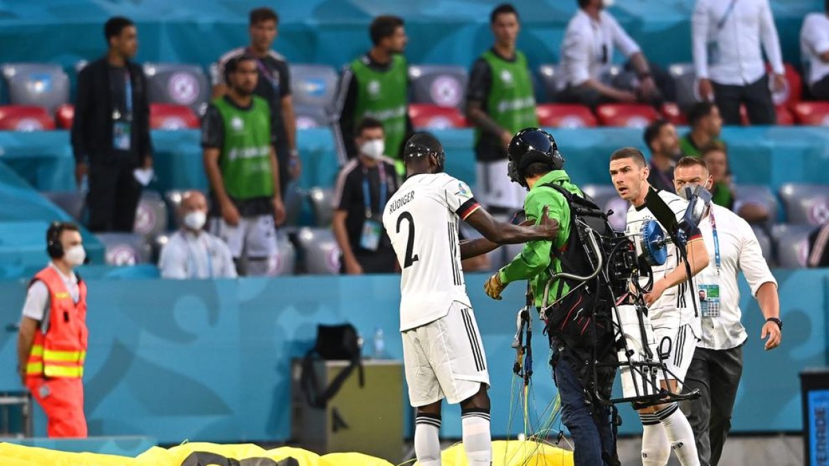 Jugadors de la selecció alemanya, al costat de l’activista de Greenpeace que va aterrar a l’Allianz Arena.