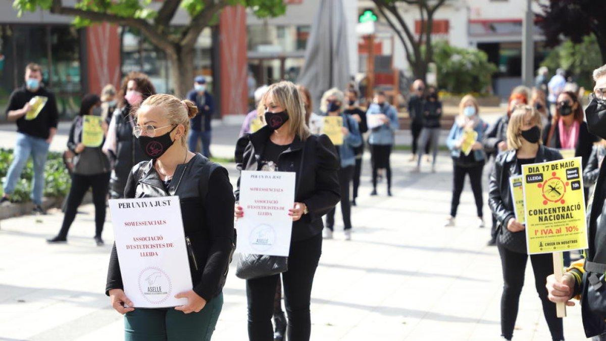 Algunes de les manifestants, durant la concentració a la plaça Cervantes de Lleida.