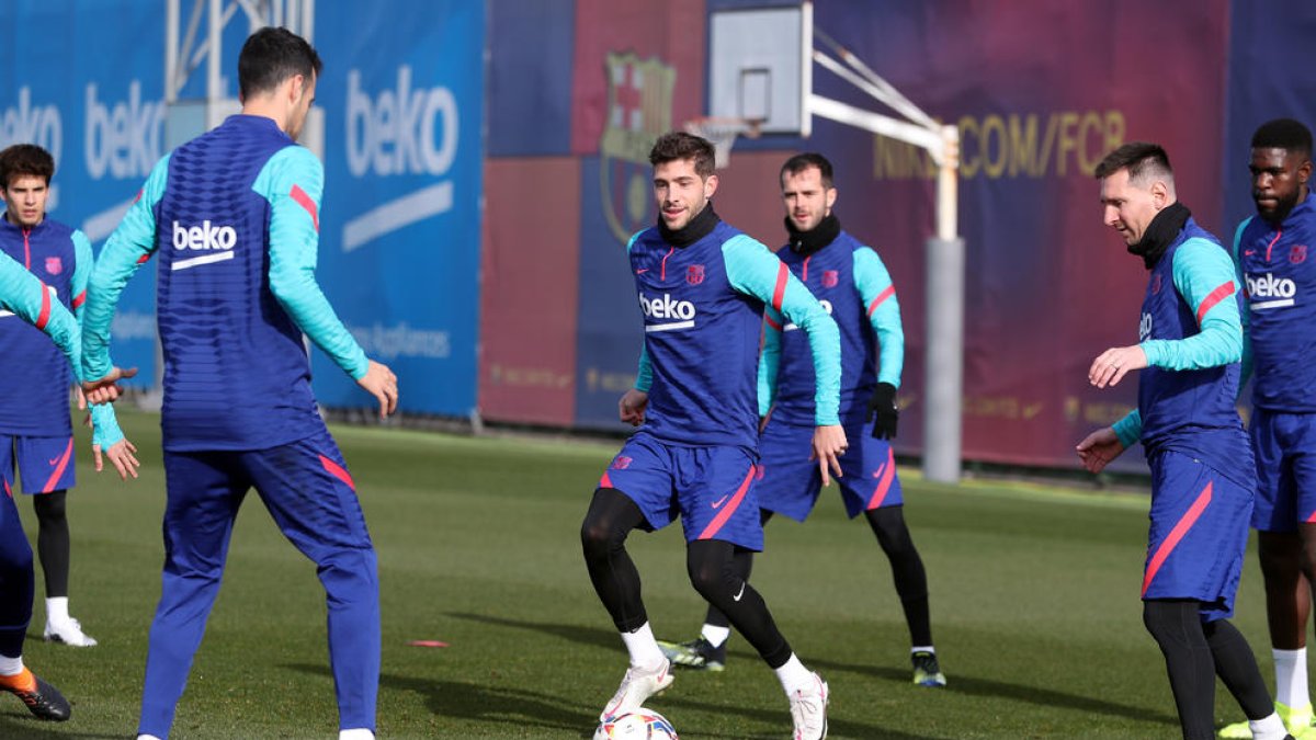 Sergi Roberto completó ayer su primer entrenamiento con el resto de sus compañeros del Barça.
