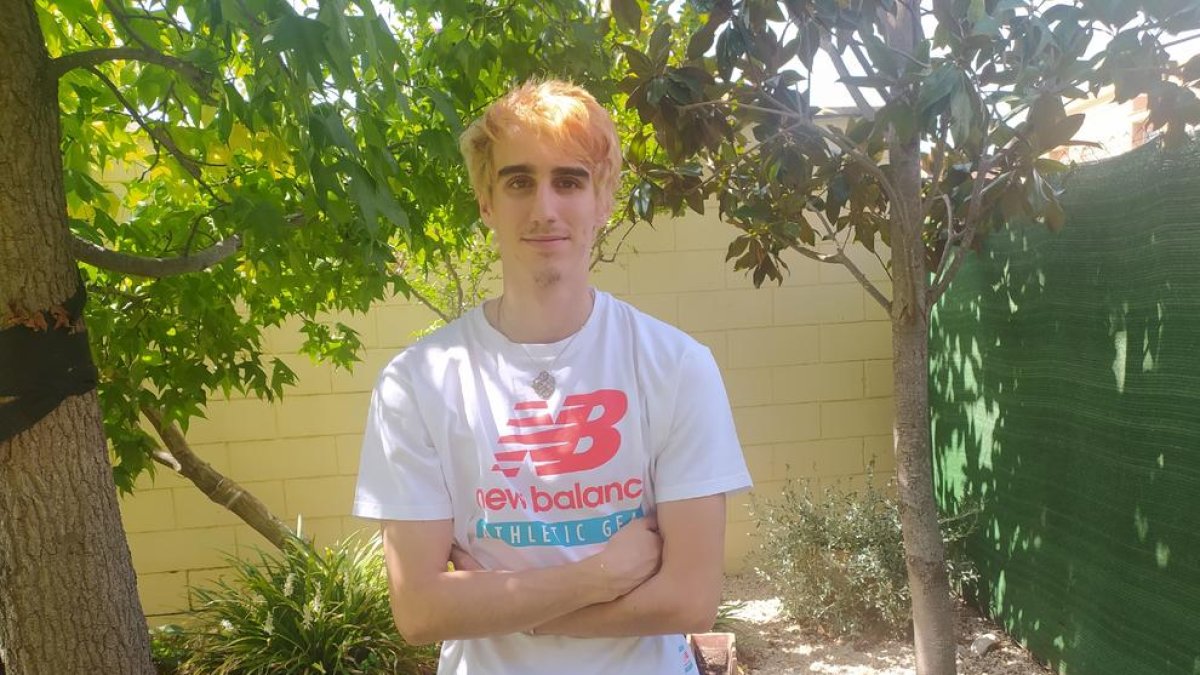 Bernat Erta, a casa, amb els cabells encara tenyits en homenatge a la seua passió per la cultura manga.