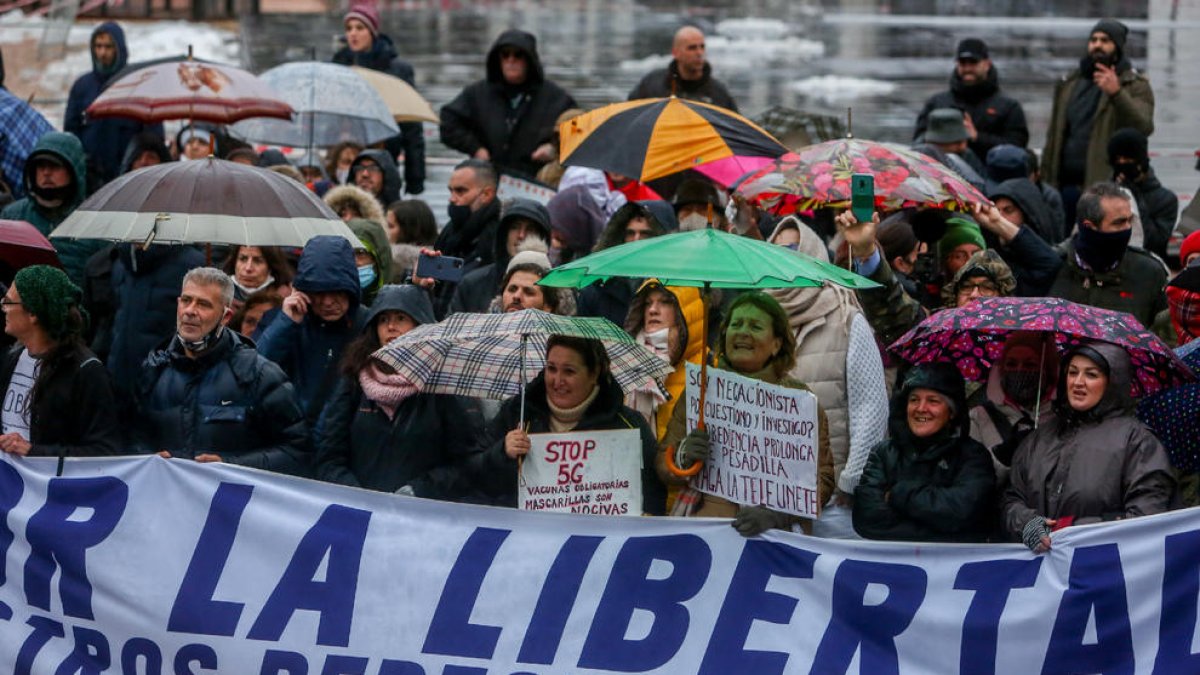 Una manifestación negacionista campó ayer a sus anchas por el centro de Madrid.