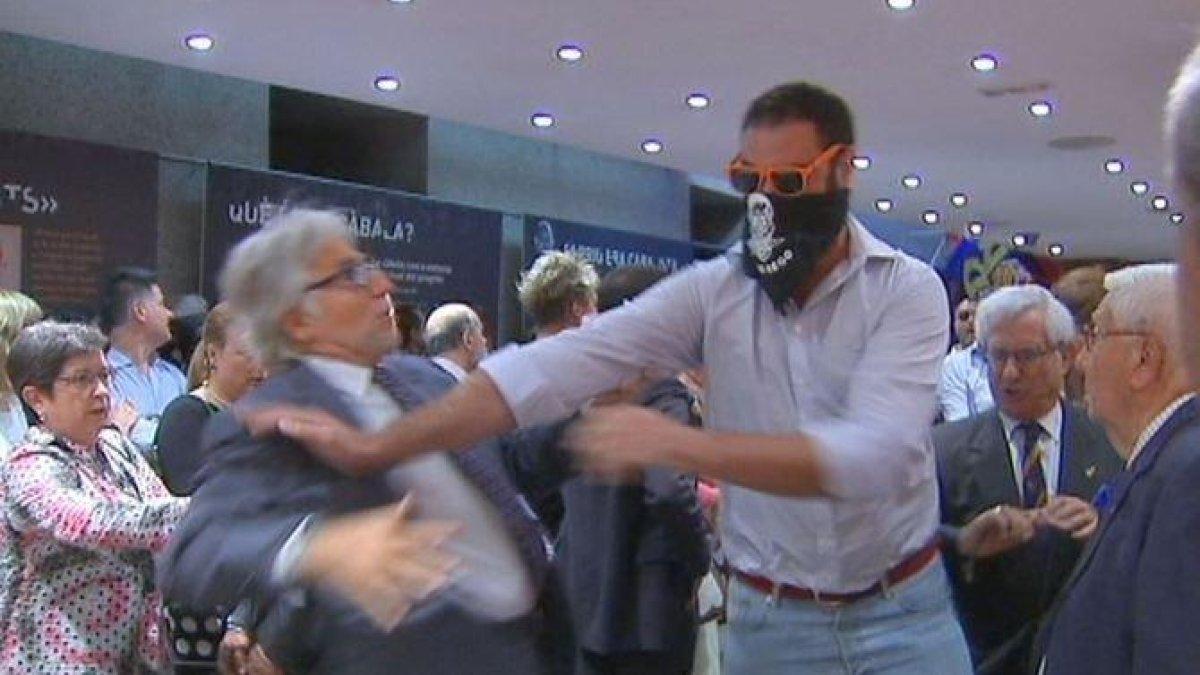 Josep Sánchez Llibre y Teresa Cunillera siendo empujados durante el asalto de 2013 a Blanquerna.