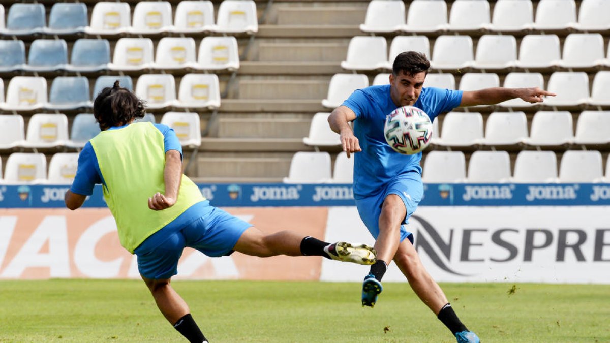 Un momento de la sesión de entrenamiento que el Lleida hizo ayer en el Camp d’Esports.