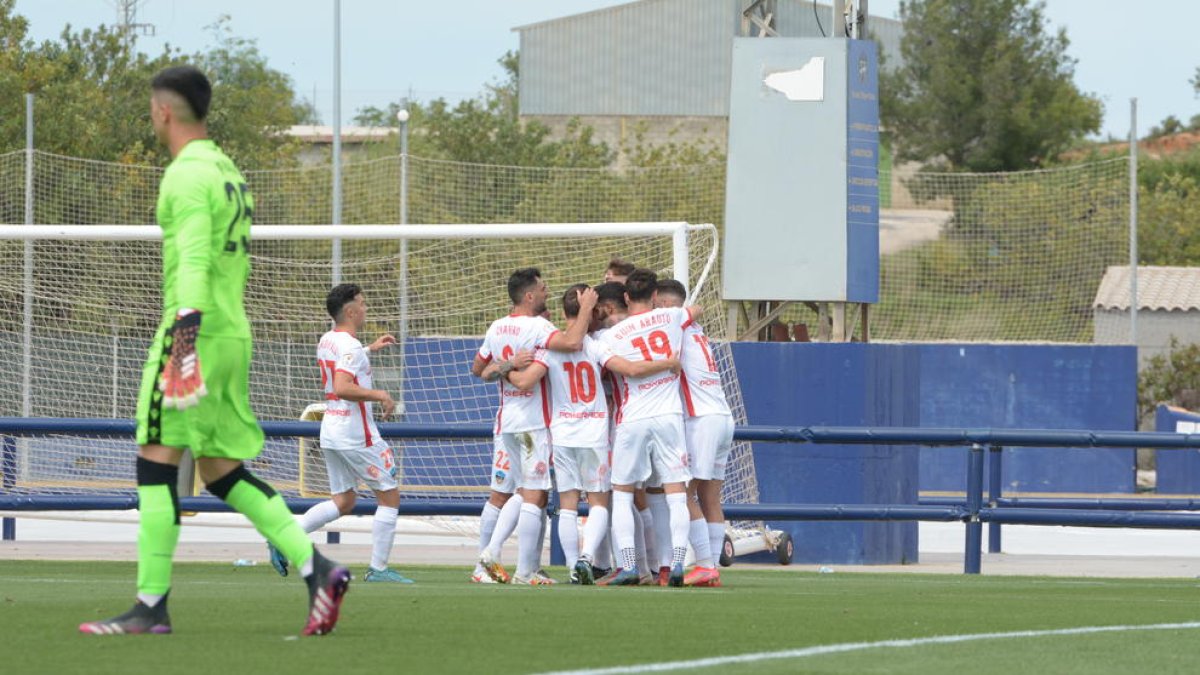 Jugadores del Lleida celebran el gol de la victoria el pasado sábado en el campo del At. Levante.