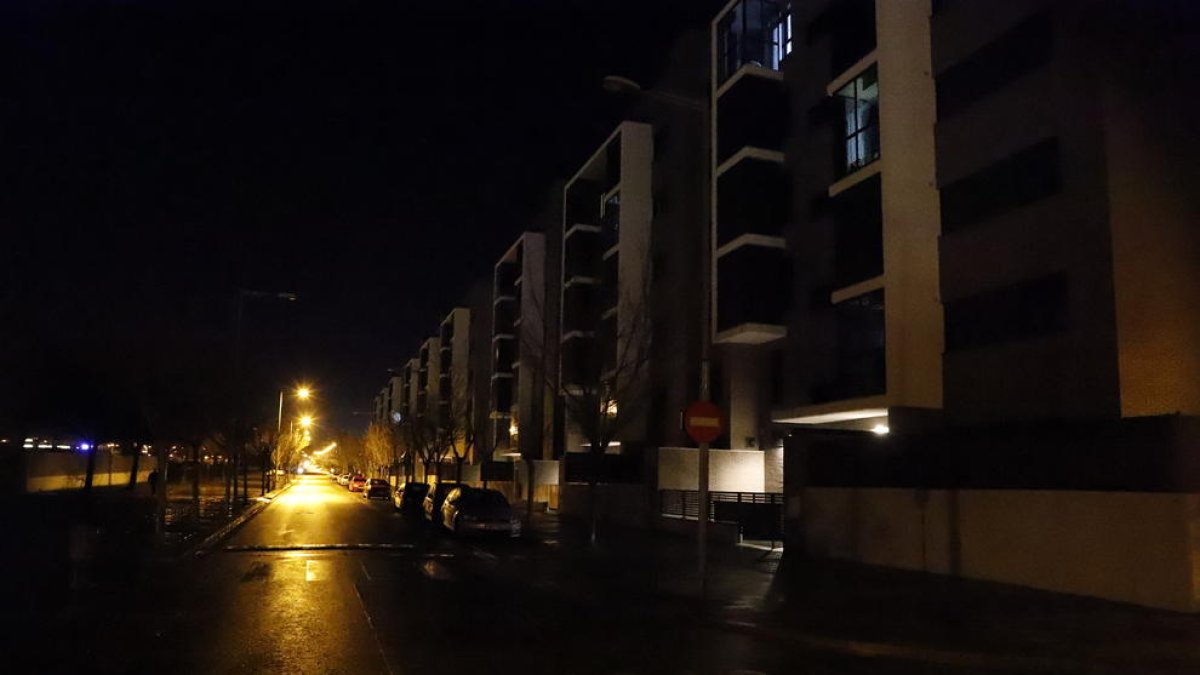 Las farolas situadas junto a los bloques de pisos no funcionan.