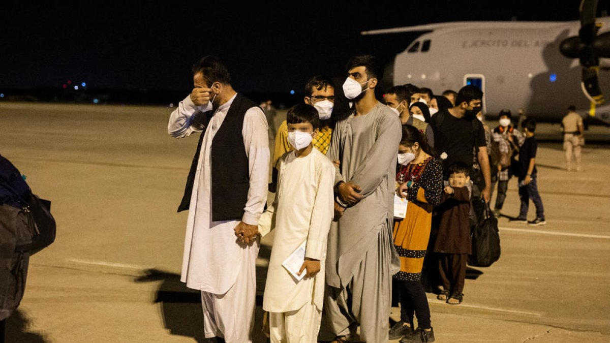 Les famílies d’afganesos van donar mostres d’emoció, alguns sense poder evitar les llàgrimes, i cansament a l’arribar a l’aeroport.