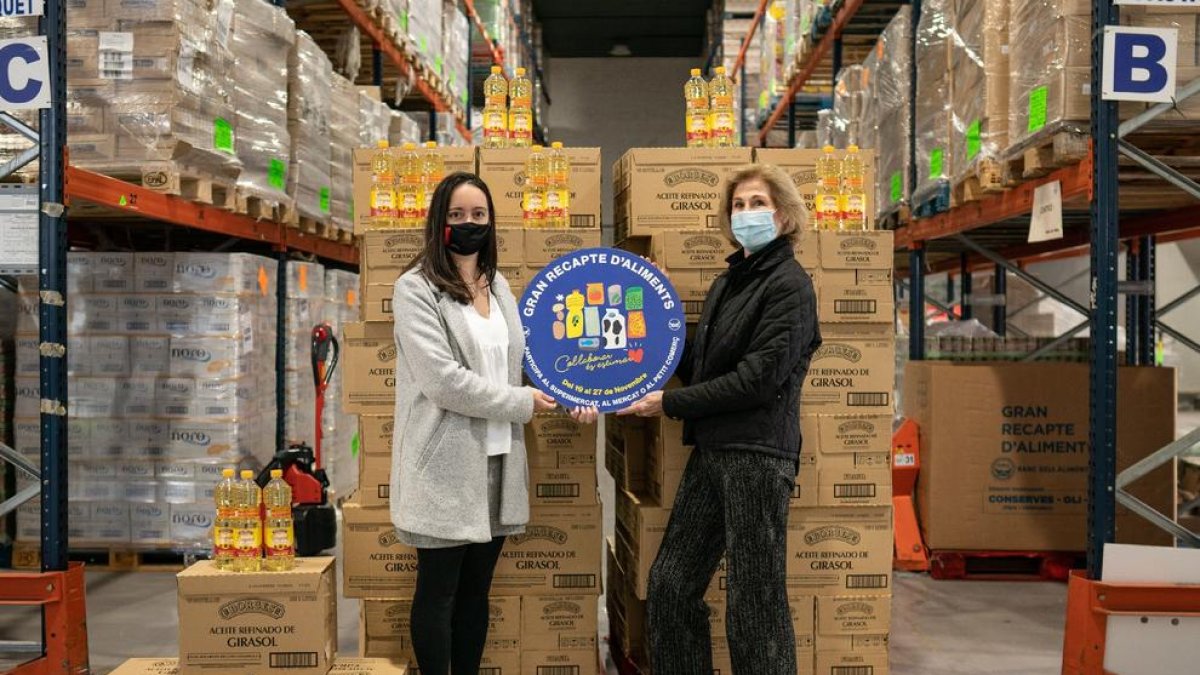 Borges dona aceite al Banc dels Aliments