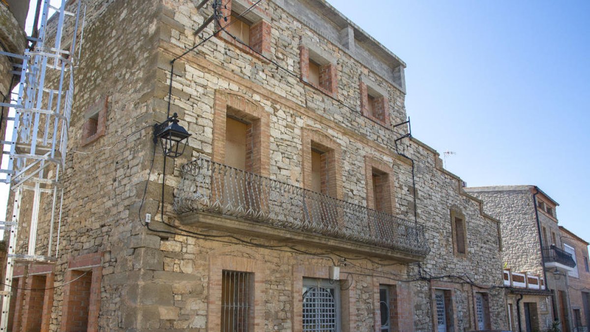 L’edifici de les antigues escoles de Tarroja de Segarra, que acolliran el consultori mèdic.