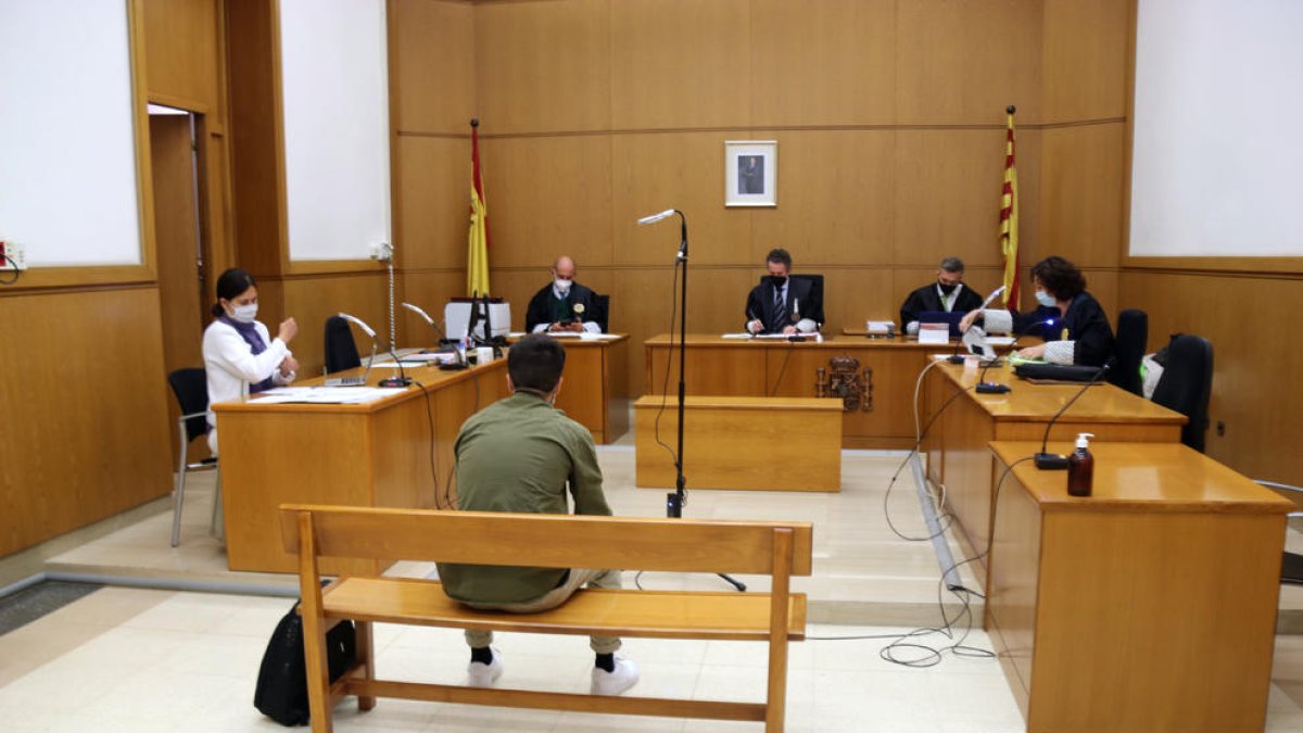 Judici - El primer adult jutjat a l’Audiència de Barcelona pels disturbis postsentència de l’1-O va negar ahir haver llançat pedres als policies. La fiscalia li demana set anys de presó per desordres públics i atemptat contra l’autoritat ...