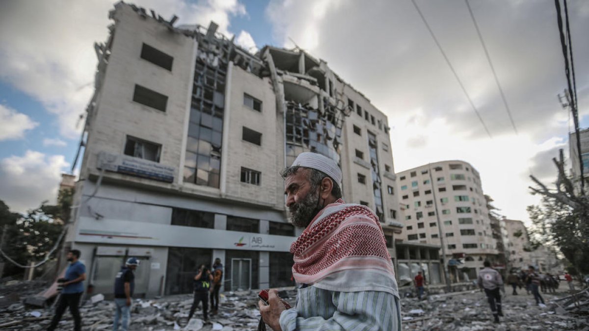 Muchos edificios del centro de Gaza están en ruinas por los bombardeos israelíes.