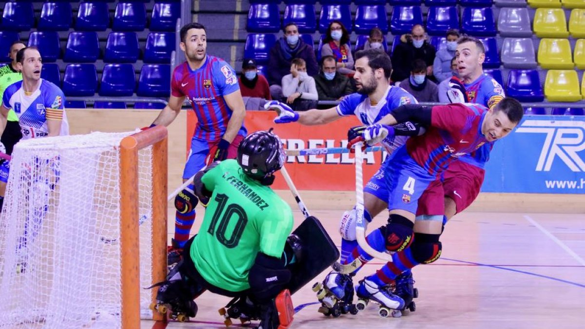 Oriol Vives, en una acción ofensiva del Finques Prats Lleida, ayer en la pista del líder de la OK Liga, el Barcelona.