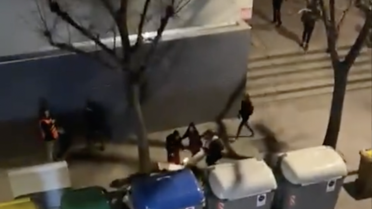 Roben el telèfon personal d'un periodista mentre enregistrava a com un grup de protestants iniciava una foguera