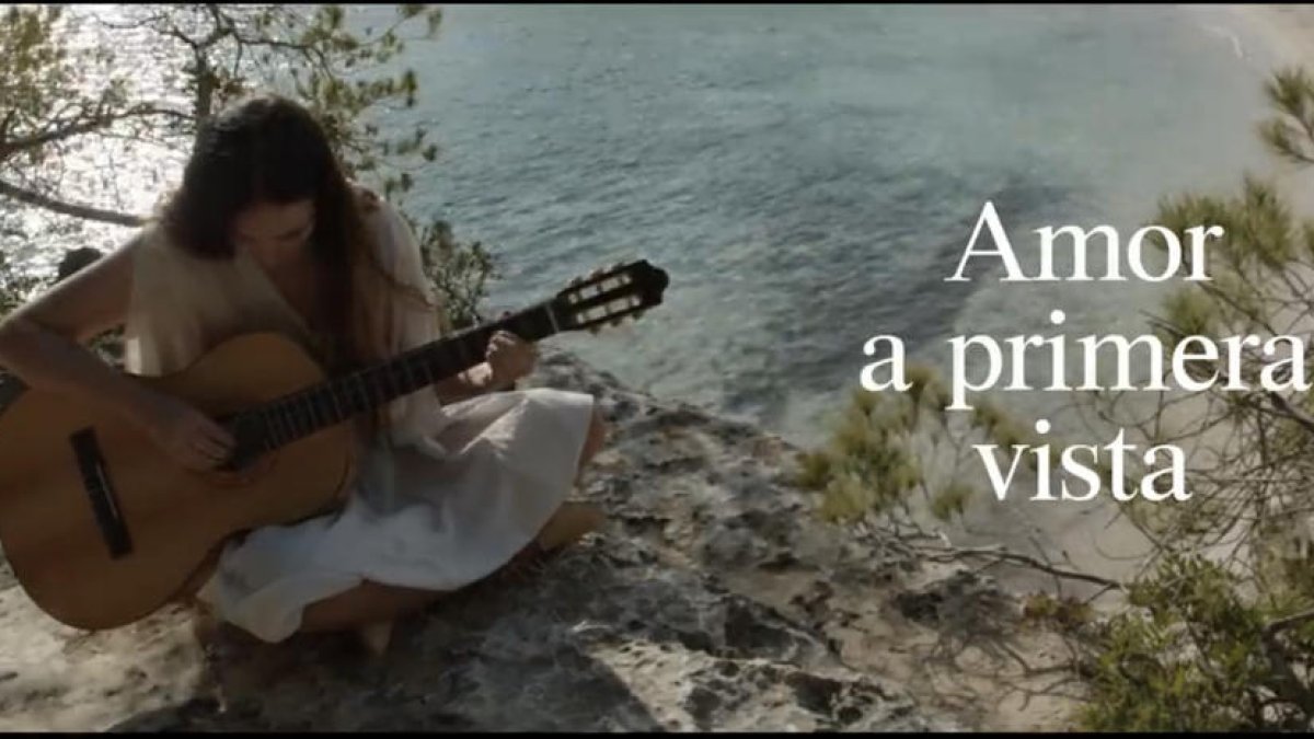 Un famós actor espanyol parla en català a l'anunci de l'estiu d'Estrella Damm