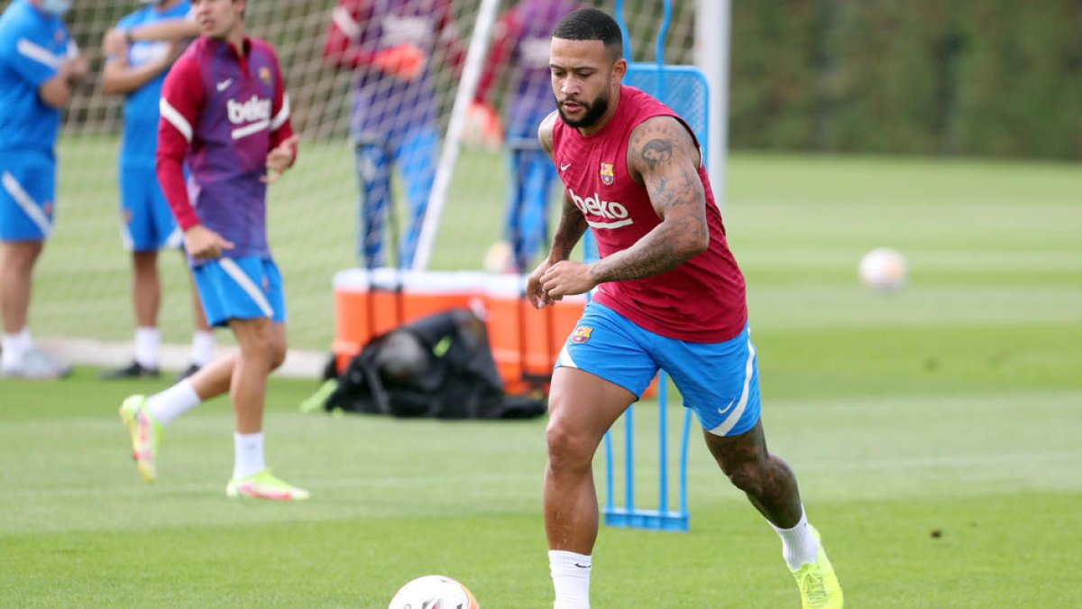 Memphis Depay ayer durante el entrenamiento.