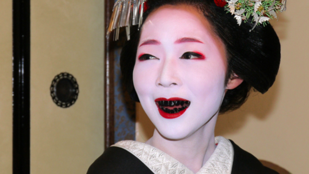 Per què els japonesos es pintaven les dents de negre?