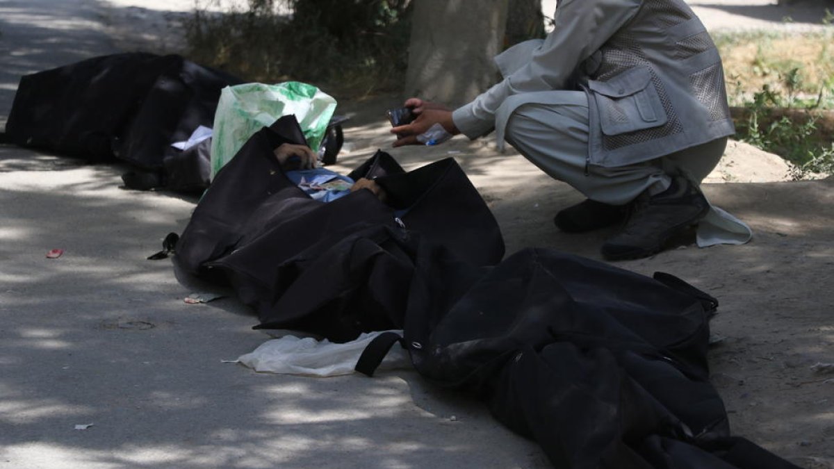 Imagen de un cadáver en una calle de la capital afgana.