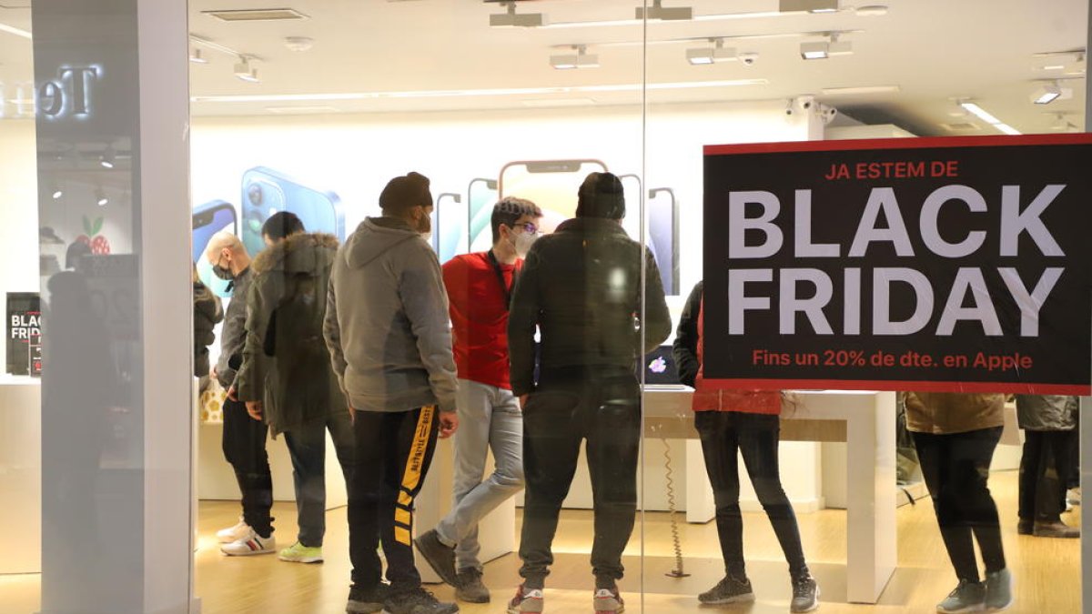 Moltes botigues de l’Eix ja tenen cartells que anuncien descomptes de cara al Black Friday.