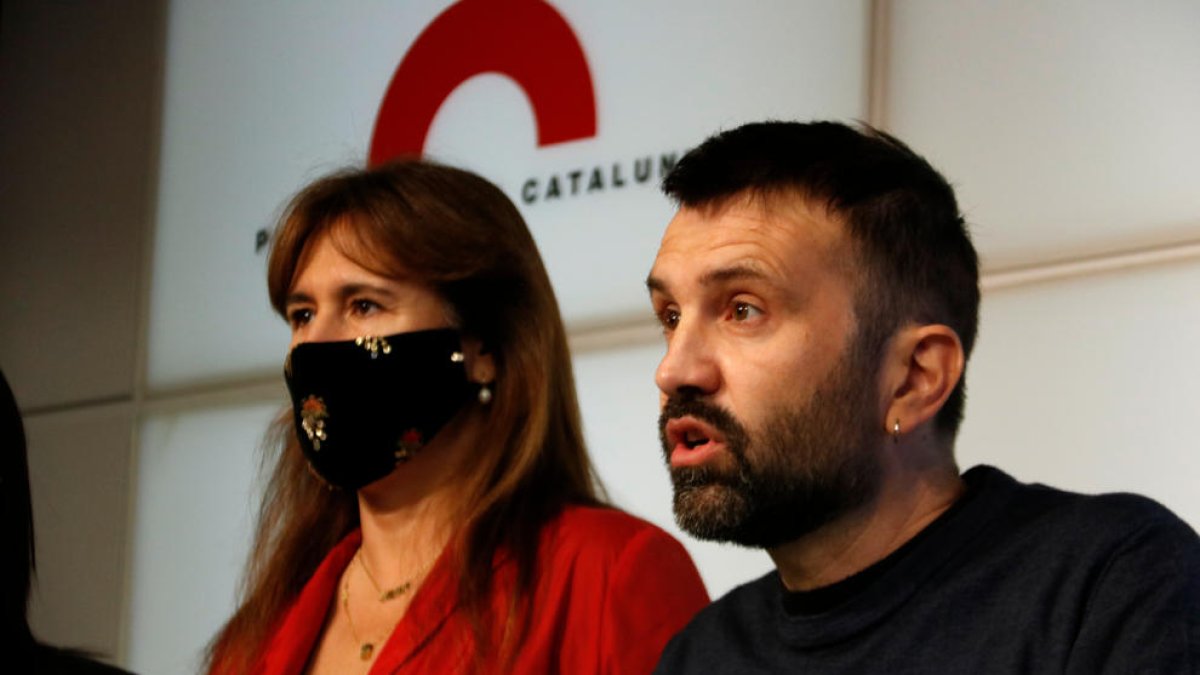 El secretario tercero de la Mesa, Pau Juvillà (CUP), al lado de la presidenta del Parlamento, Laura Borràs, en rueda de prensa.