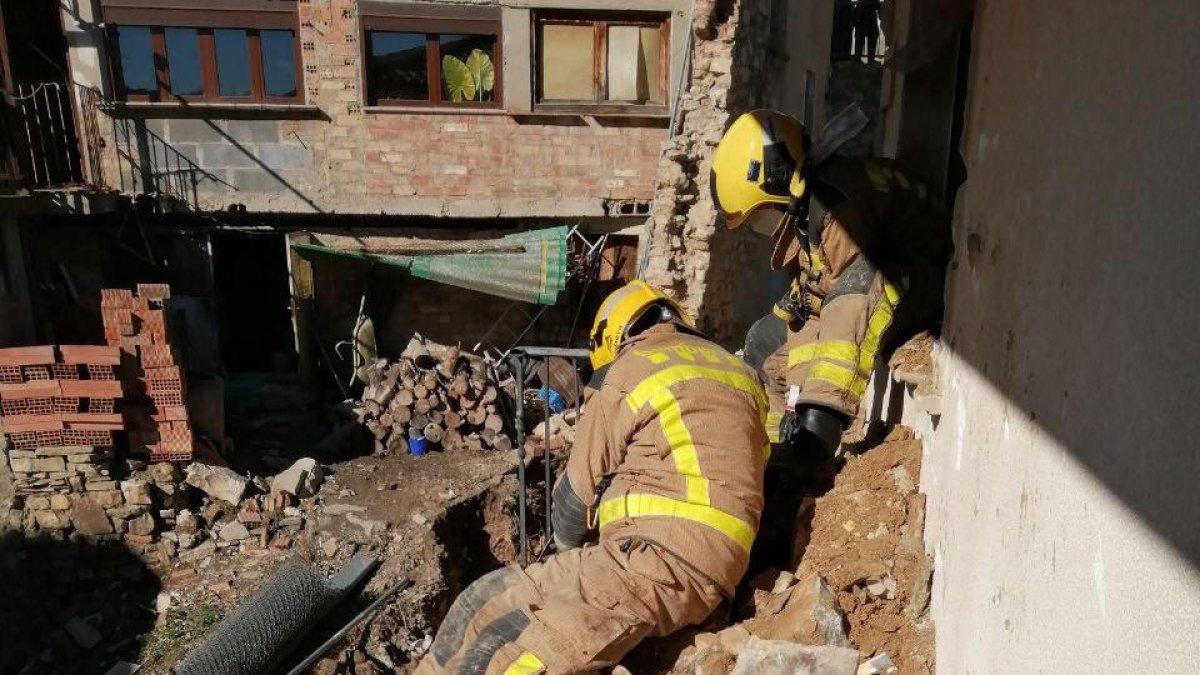 La caída de un muro de piedra antiguo obliga a desalojar dos fincas en Tàrrega