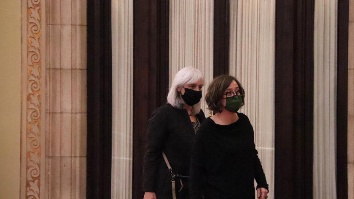La presidenta de la CUP, Dolors Sabater, i la portaveu, Eulàlia Reguant, sortint d'una reunió amb Pere Aragonès i Jaume Giró per abordar els pressupostos.