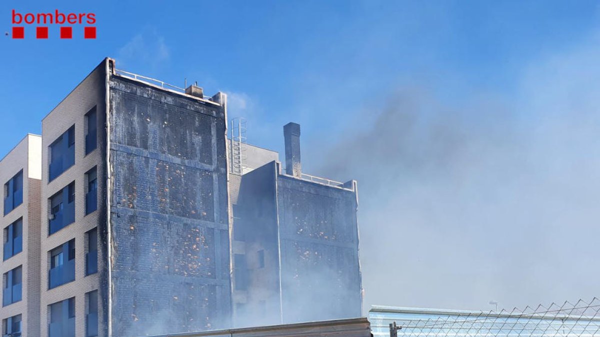 Estabilizado un incendio en un edificio de cinco pisos en el barrio de Magraners