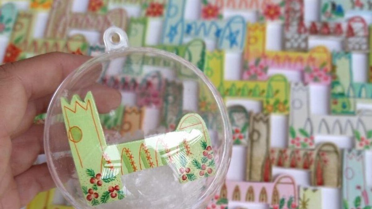 La Sabateria exhibe las bolas de Navidad de la Seu Vella de la artista Neus Daura