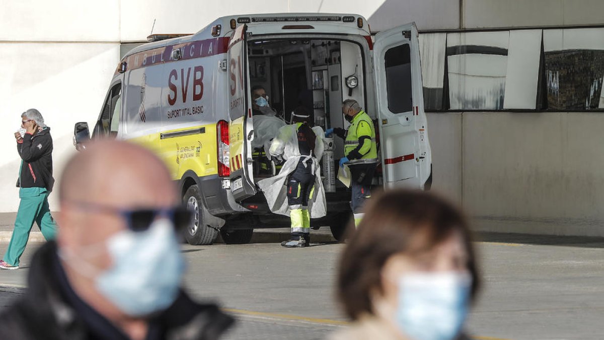 Una ambulancia frente al Hospital La Fe de Valencia