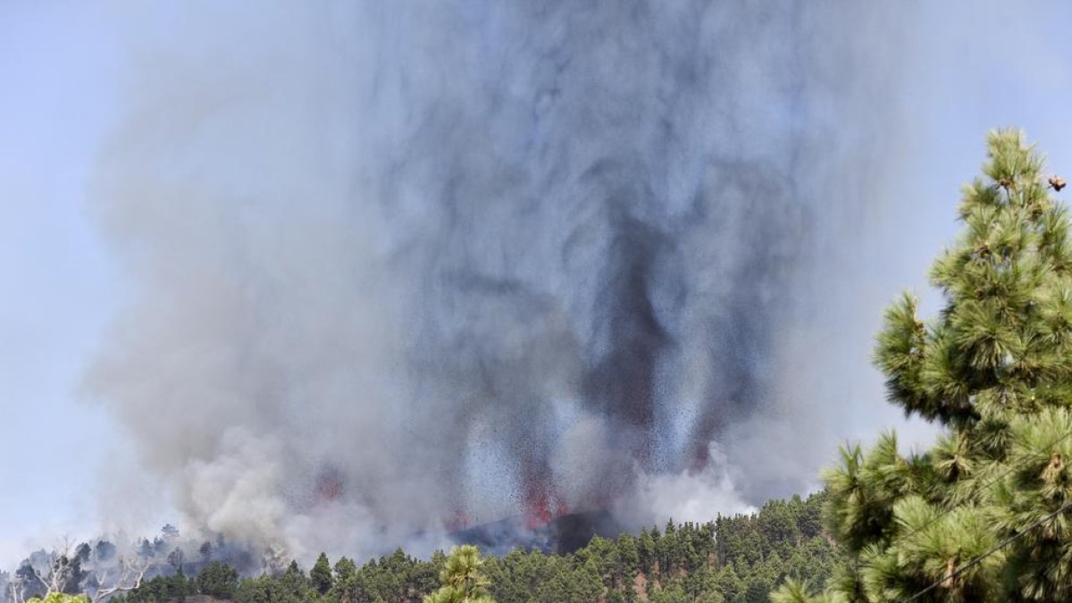 Eurupción en La Palma: Una colada de lava comienza a afectar a las viviendas más cercanas al volcán