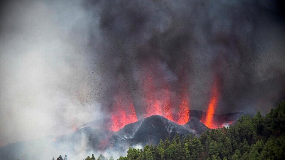 Eurupció en La Palma: Una colada de lava comença a afectar els habitatges més propers al volcà
