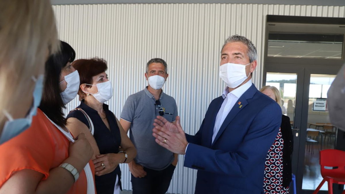 El conseller d’Educació, durant una visita a Almenar.