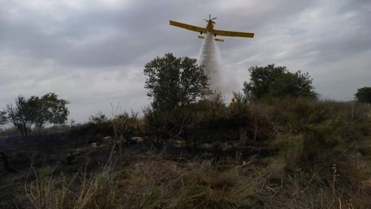 Uno de los medios aéreos que se activaron ayer para el incendio en Vilanova de l’Aguda.