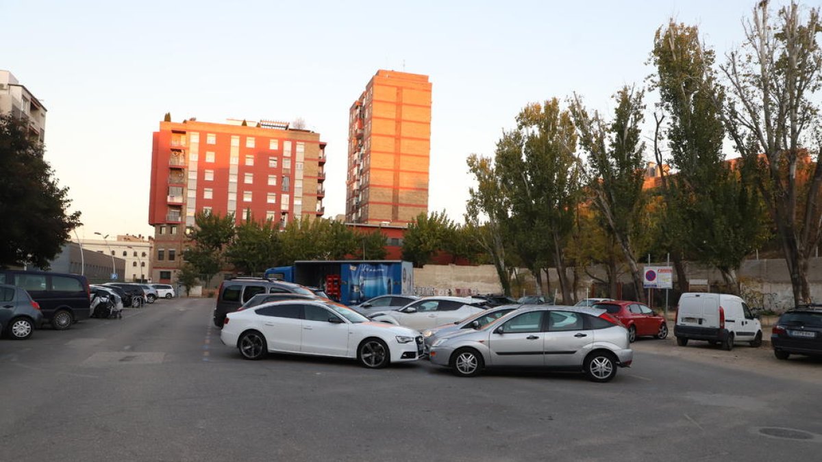 El solar de Magisterio sirve ahora como parking de zona azul.