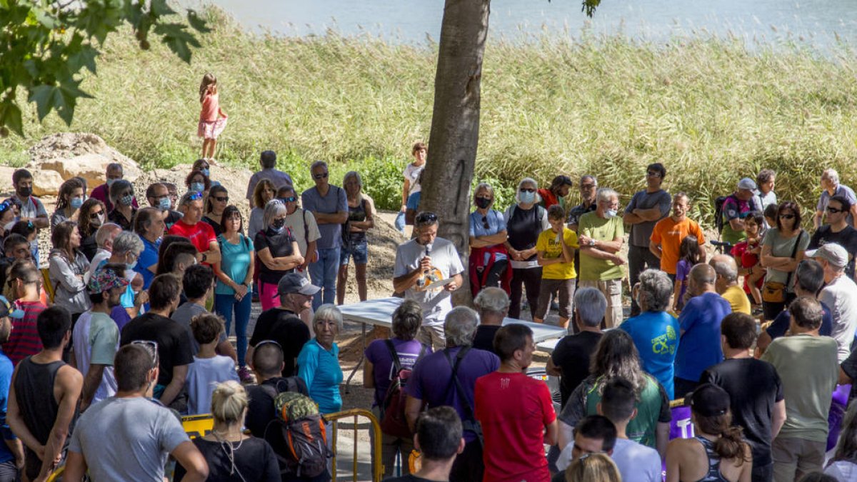 La lectura del manifest per part dels convocants, veïns, ecologistes i escaladors en contra de les obres de la Diputació.