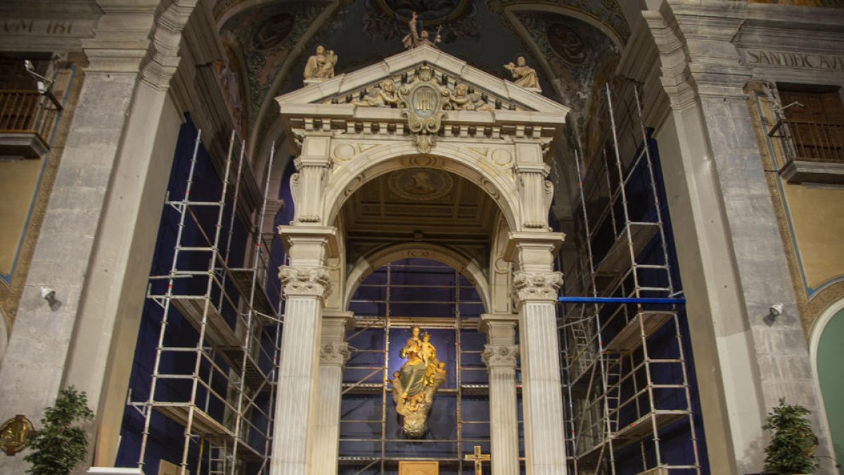 Bastides de més de vint metres d’altura instal·lades al presbiteri de l’església.