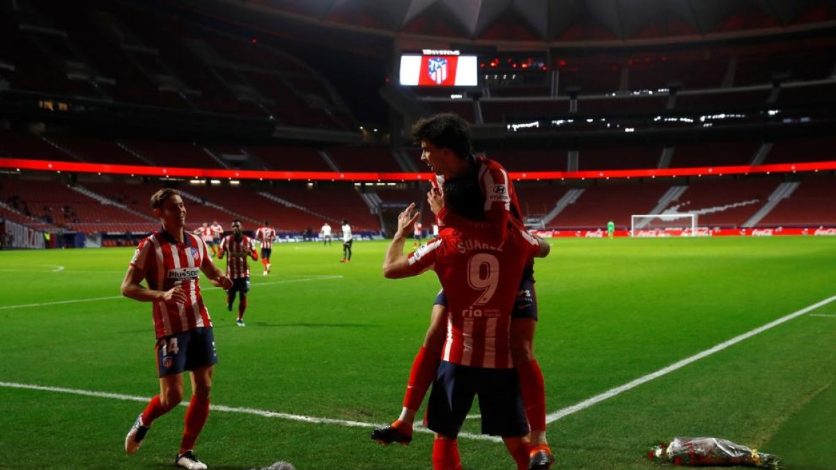 Suárez i Joao Félix celebren el gol anotat per l’uruguaià.